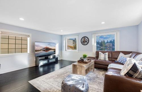 Federal Way House | Lakefront cottage with AC
