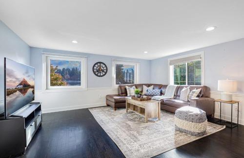 Federal Way House | Lakefront cottage with AC