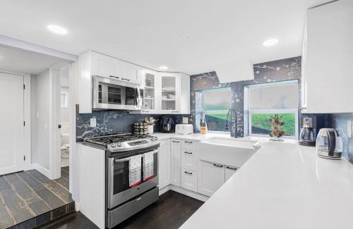 Federal Way House | Lakefront cottage with AC