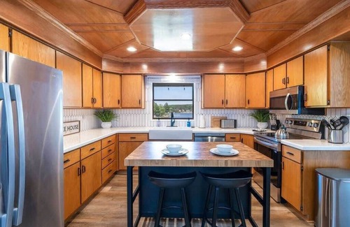 Cadillac House | Lakefront cottage with hot tub