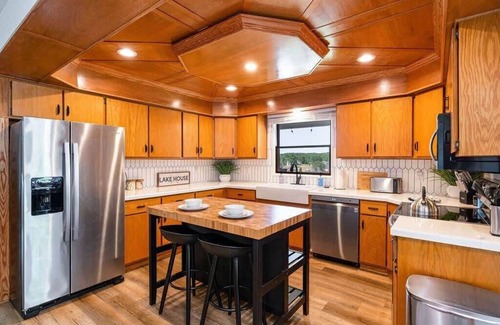 Cadillac House | Lakefront cottage with hot tub