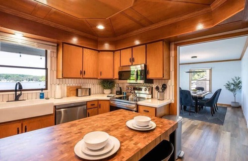 Cadillac House | Lakefront cottage with hot tub
