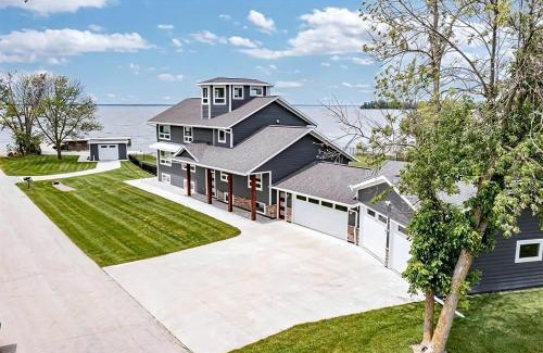 Green Bay House | Lakefront Cottage with Nice Sights in Green Bay, Wisconsin