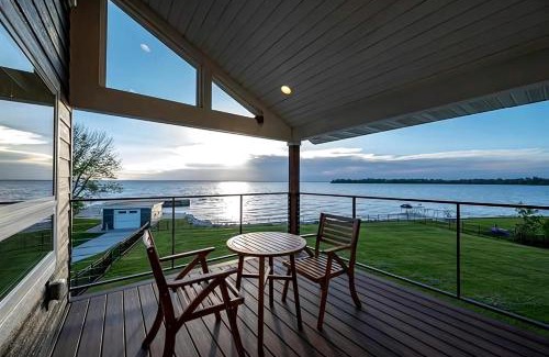 Green Bay House | Lakefront Cottage with Nice Sights in Green Bay, Wisconsin