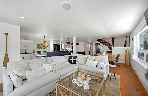 Green Bay House | Lakefront Cottage with Nice Sights in Green Bay, Wisconsin