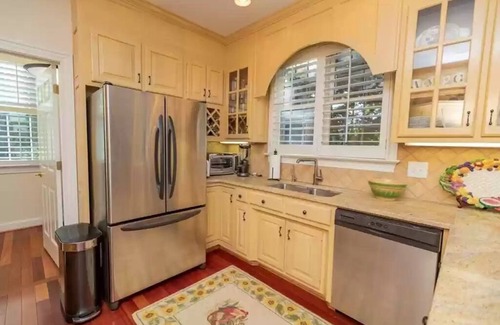 Littleton House | Lakefront, Cozy Charm & Pool. feat. basketball/volleyball, Dock, Kayaks, Firepit