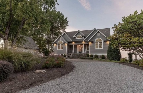 Littleton House | Lakefront, Cozy Charm & Pool. feat. basketball/volleyball, Dock, Kayaks, Firepit