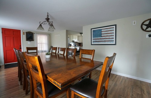 Blakeslee House | Lakefront Escape -1 acre/private pool/kayak/fire pit/swing set