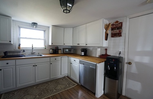 Blakeslee House | Lakefront Escape -1 acre/private pool/kayak/fire pit/swing set