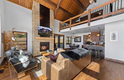 Estes Park House | Lakefront Escape Two Large Patios, Jacuzzi and Indoor Outdoor Fireplace