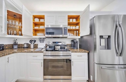 Pembroke Pines Villa | Lakefront Estate Pool Home/Game Room 5BR/3 Suites