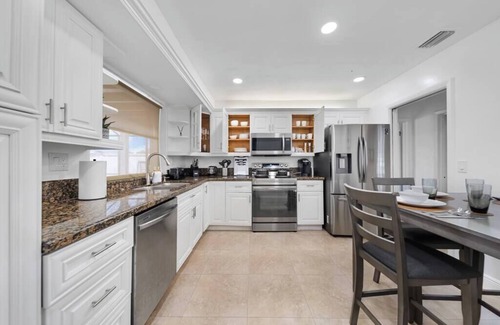 Pembroke Pines Villa | Lakefront Estate Pool Home/Game Room 5BR/3 Suites