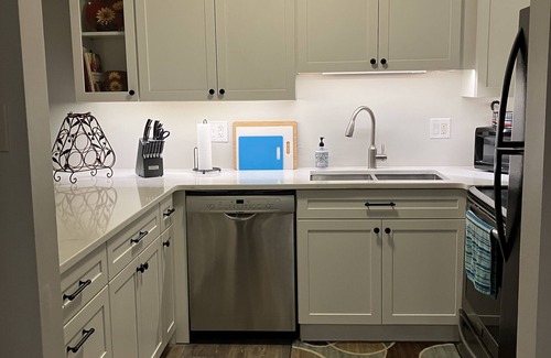Anderson Condo | Lakefront/Expansive Porch. Trees. Pool. Pavilion. Kayaks. 35 minutes to Clemson.