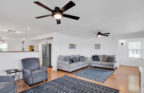 Ridgeway House | Lakefront Family friendly 3-bedroom house with 2 boat slips