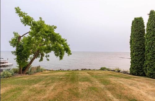 Cleveland House | Lakefront Family Getaway