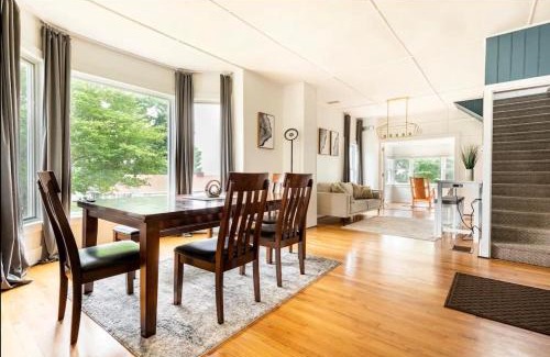 Cleveland House | Lakefront Family Getaway