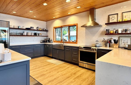 Chelan House | Lakefront Family Getaway: WiFi, Hot Tub, Pool Table, Right on Lake Chelan