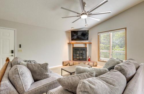 Pontoon Beach House | Lakefront Family Home 13 Mi From Gateway Arch!