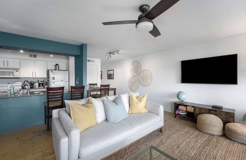 Austin Condo | Lakefront | Firepit | Pool | Close to Downtown