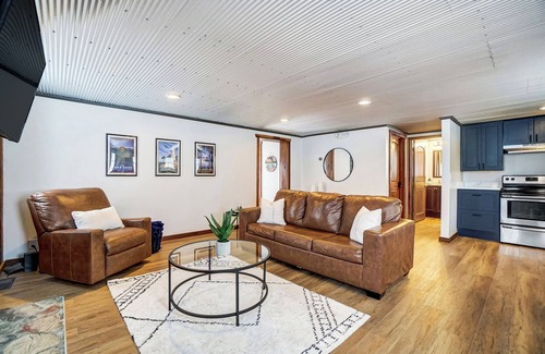 Logan House | Lakefront + Fishing + Hot Tub