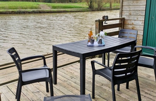 Villiers-Charlemagne Cottage | Lakefront Chalet with Fishing, Family Activities, and Modern Amenities for 5-7 People