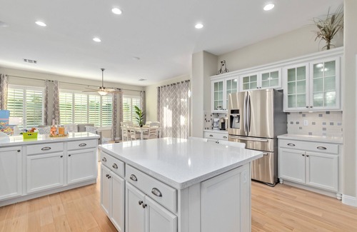Chandler House | Lakefront!FREE Heated Salt water Pool, Spa! Boat! Kayak! Arcades!EV charger.