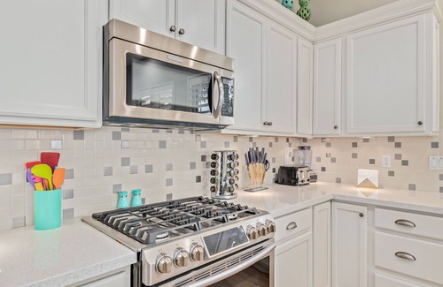 Chandler House | Lakefront!FREE Heated Salt water Pool, Spa! Boat! Kayak! Arcades!EV charger.