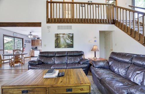 Tobyhanna Ski Chalet | Lakefront - Game room, Fire Place, Dock, Deck, WiFi, Boats, AC, Dog Friendly!