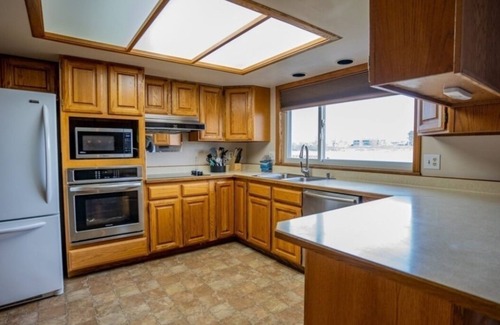 Moses Lake House | Lakefront Getaway. Private Waterfront Home with Dock and Sunroom.