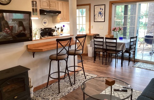 Oakland Apartment | Lakefront ground floor apartment on Snow Pond, close to Colby and Thomas College