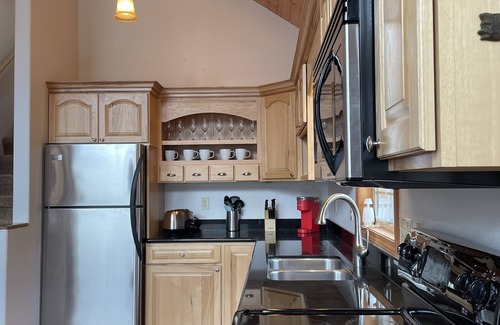 Eatonville House | Lakefront Guesthouse Cabin with Loft