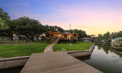 Granbury House | Lakefront Haven about 6 Mi to Historic Granbury Square