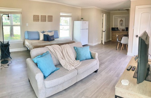 Granbury House | Lakefront Hidden Cove Guest Suite Private Entrance
