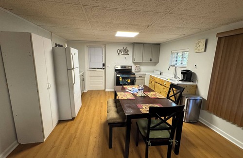 New London House | Lakefront Home/2Bd 1 Ba/Boat Dock