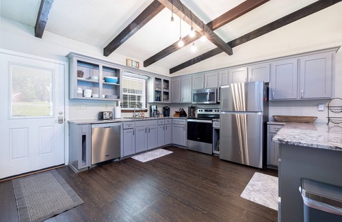 Anderson House | Lakefront Home, 6BR/4BA, Open Water/Dock. Sleeps 18. Boat Rental.