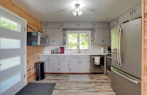 Hartford House | Lakefront Home in Hartford: Hot Tub, Kayaks & Dock