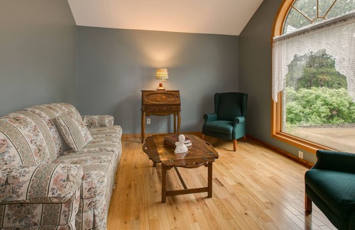 Deerwood House | Lakefront Home, lake views, 7 Queen Beds, Casual Elegance, Scrapbooking!