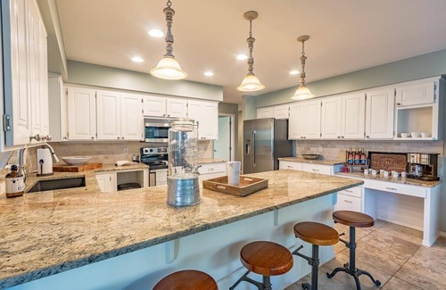 Bella Vista Villa | Lakefront Home, sleeps 15, private dock, close to marina