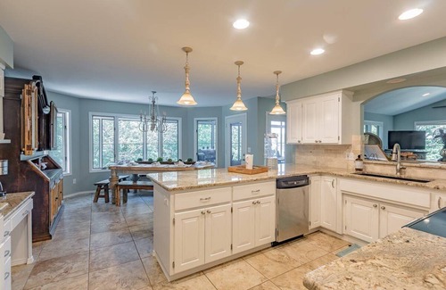 Bella Vista Villa | Lakefront Home, sleeps 15, private dock, close to marina