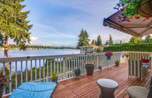 Covington House | Lakefront Home with Fire Pit, Dock in Kent!