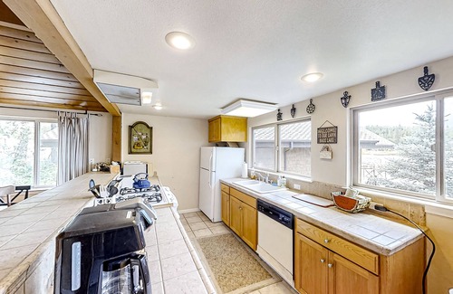 Bass Lake House | Lakefront home with gorgeous view, private dock & beach, & W/D - near Yosemite
