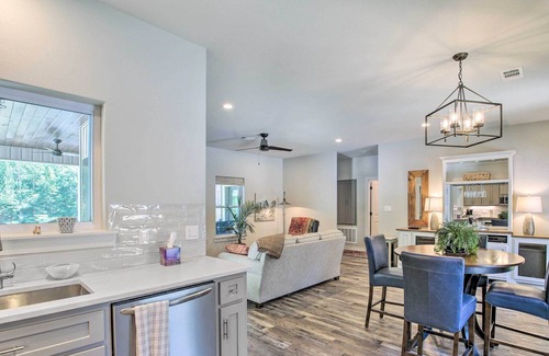 Mid America House | Lakefront Hot Springs Retreat w/ Deck & Grill