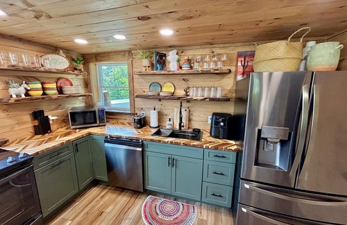 La Follette Cabin | Lakefront, hot tub, 2 bdrm w/loft, kayaks, beach, fire pits,! sxs trails