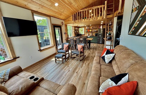 La Follette Cabin | Lakefront, hot tub, 2 bdrm w/loft, kayaks, beach, fire pits,! sxs trails