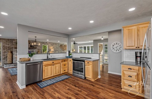 Bull Shoals House | 🌊Lakefront Hot Tub🛶Kayaks🔥Firepit🏖️Nature Lovers🦅Peaceful waterfront deck