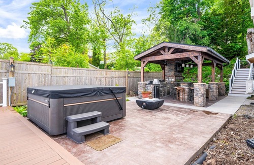 Seneca Falls House | Lakefront | Hot Tub | 10 Guest | Dock + Kayaks