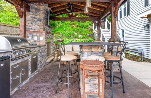 Seneca Falls House | Lakefront | Hot Tub | 10 Guest | Dock + Kayaks