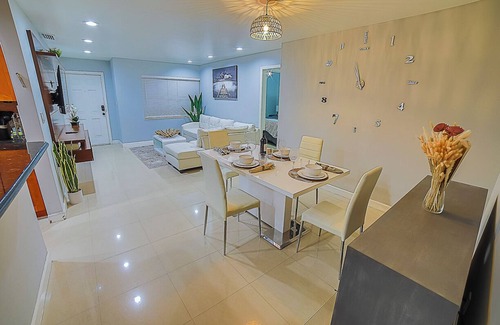 Fort Lauderdale House | Lakefront House with Spa Tub - 10 mins to Airport