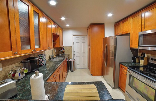 Fort Lauderdale House | Lakefront House with Spa Tub - 10 mins to Airport