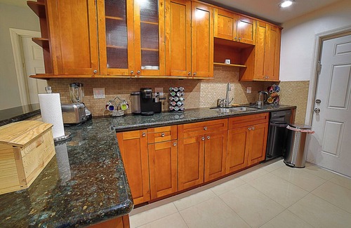 Fort Lauderdale House | Lakefront House with Spa Tub - 10 mins to Airport